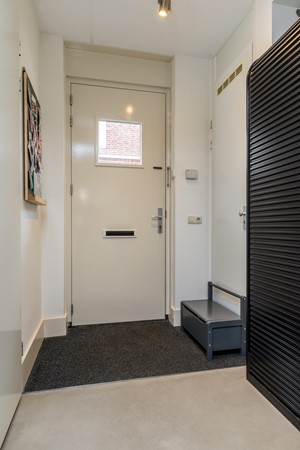 Foto - Te koop: In een rustige en kindvriendelijke woonomgeving staat deze moderne geschakelde twee-onder-een-kapwoning (bouwjaar 2011) met aangebouwde stenen garage, stijlvolle overkapping, vier slaapkamers, twee...